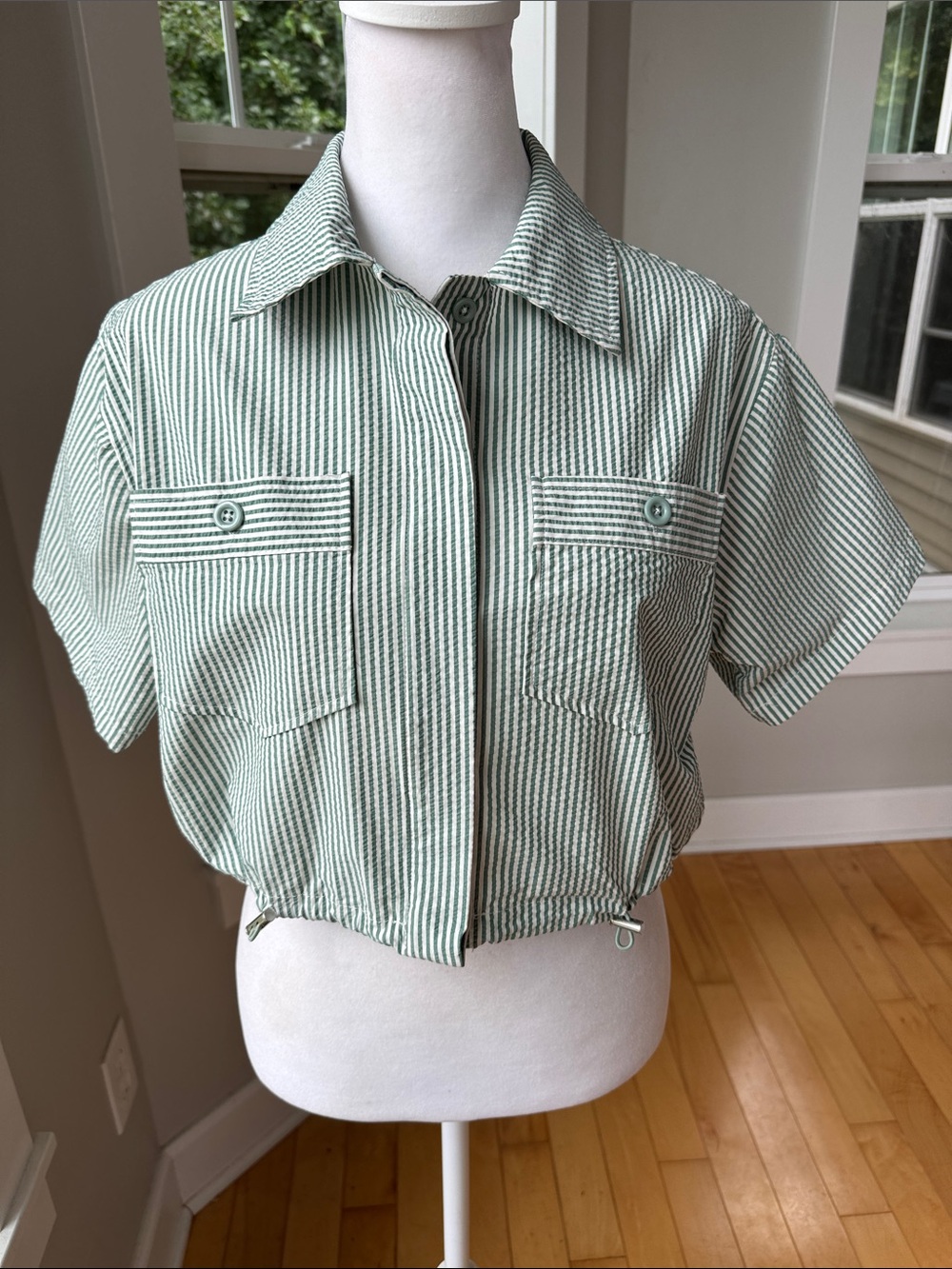 Forever 21 Green and White Seersucker Stripe Cropped Button Down Top Sz Small